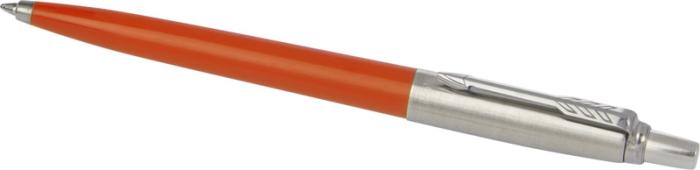 Penna Parker Jotter arancione con parte superiore e clip in acciaio, vista di lato su fondo bianco