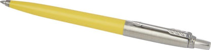 Penna Parker Jotter gialla con parte superiore e clip in acciaio, vista di lato su fondo bianco