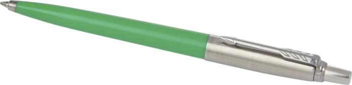 Penna Parker Jotter verde con parte superiore e clip in acciaio, vista di lato su fondo bianco