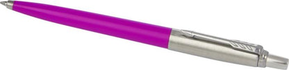 Penna Parker Jotter fucsia con parte superiore e clip in acciaio, vista di lato su fondo bianco