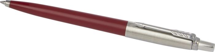 Penna Parker Jotter rosso scuro con parte superiore e clip in acciaio, vista di lato su fondo bianco