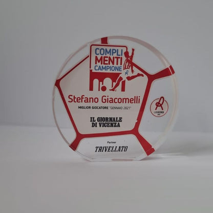 Trofeo rotondo in plexiglass trasparente per premiazione sportiva, con stampa rossa a motivo pallone