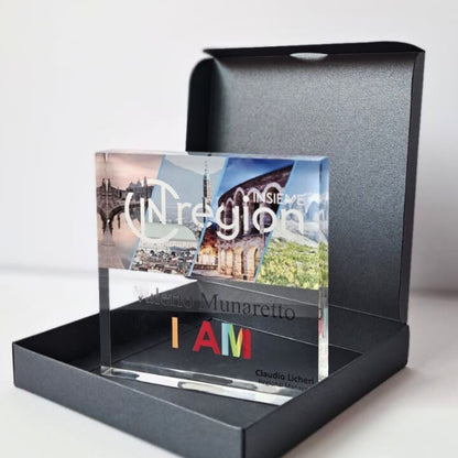 Trofeo quadrato in plexiglass trasparente con stampa a colori di foto e logo, nella scatola regalo nera aperta